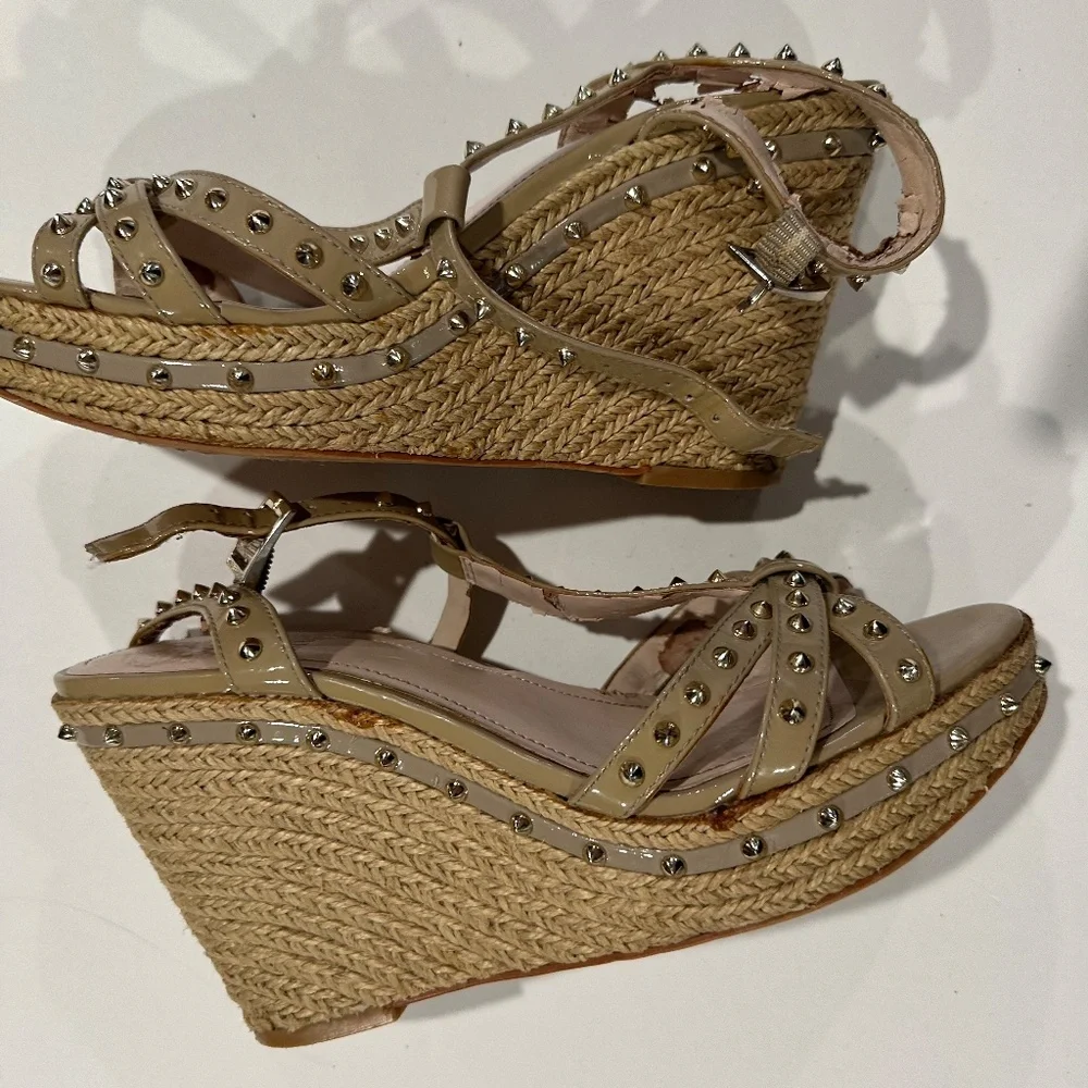 Vince Camuto Spiked, Tan, Patent Leather, Wedge Heels - Size‎ 7.5
